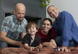 Melahirkan di Air dengan Ditemani 2 Orang Pria Pasangannya