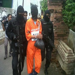 Darno, DPO Teroris Tertangkap Saat Rekonstruksi Kasus Bom Cirebon