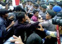 Demonstran-Polisi Saling Dorong di Semarang