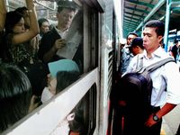 Penumpang KRL Mulai Terbiasa Loop Line