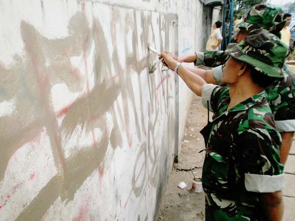 Bersih-bersih Coretan Dinding