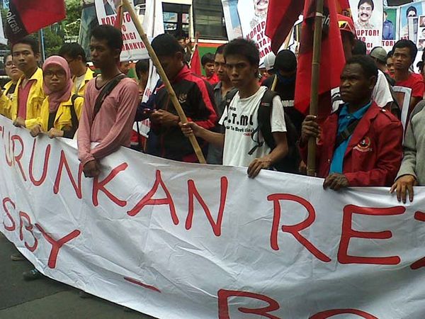 Demonstran Geruduk Kompleks Menteri