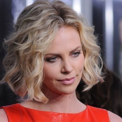 Charlize Theron Tampil Seksi di Premiere Young Adult
