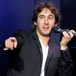 Wajah Josh Groban Ditampar Buntut Buaya