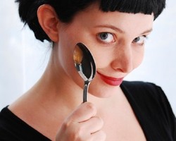 Atasi Mata Bengkak dengan Terapi Sendok