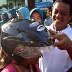 Banyak Pengendara Motor Tak Disiplin, Bupati Bagi-bagi Helm Gratis