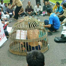 Mahasiswa Pamekasan Ajak Legislator Lesehan di Bawah Matahari