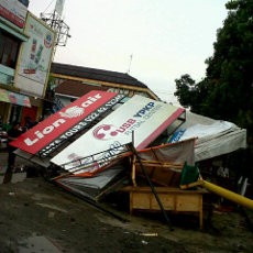 Angin Menerjang, Billboard Futsal USB YPKP Ambruk Timpa Warung