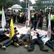 Pedemo Peringatan Hari Antikorupsi di Gedung Sate Tidak Kompak