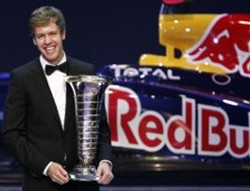 Vettel Terima Trofi Juara F1 2011 