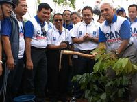 Hatta Angkat Cangkul Hijaukan BKT