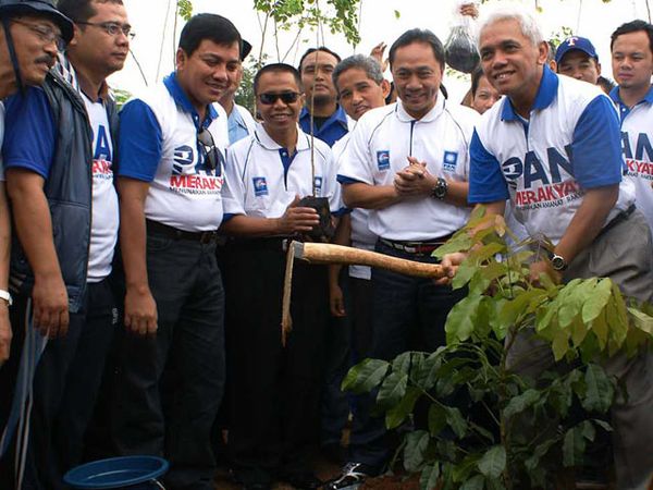 Hatta Angkat Cangkul Hijaukan BKT