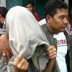 Terduga Pelaku Teror Tidak Mau Dikeler Polisi Berpakaian Preman