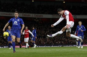 Van Persie Kembali Menangkan Arsenal