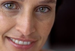 Udara Dingin Bikin Mata Perempuan Terlihat Lebih Tua