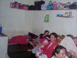 Nunun Tidur Siang di Kasur Busa Tipis Dalam Sel-nya