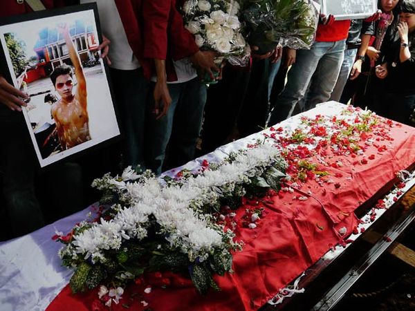 Pelaku Bakar Diri Dimakamkan