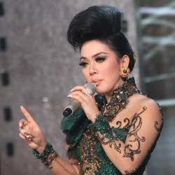 Syahrini Pakai Jambul Terowongan Casablanca di FFI 2011