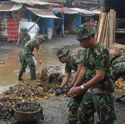 Kodam III Siliwangi Gotong Royong Bersihkan Pasar Caringin