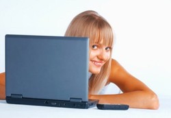 Hobi Ngintip Status Orang Picu Kegemukan di Era Internet