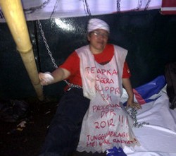 Pembantu Rumah Tangga Gembok Diri di Gerbang DPR