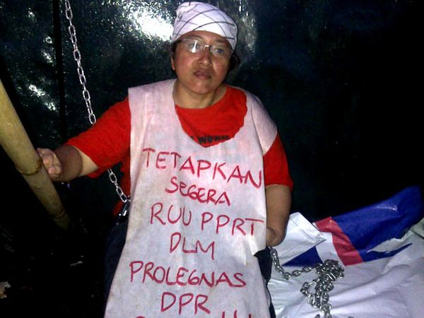 PRT Gembok Diri di Gerbang DPR