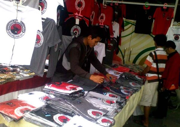 Mengais Rezeki di Rakernas PDIP