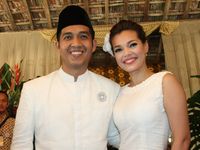 Senyum Bahagia di Pernikahan Dewi Sandra