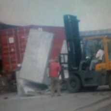 Terlalu Tajam Berbelok, Box Culvert Jatuh Hantam Truk