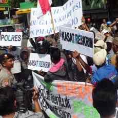 15 LSM Turun ke Jalan Desak Kasat Reskrim Polres Situbondo Mundur