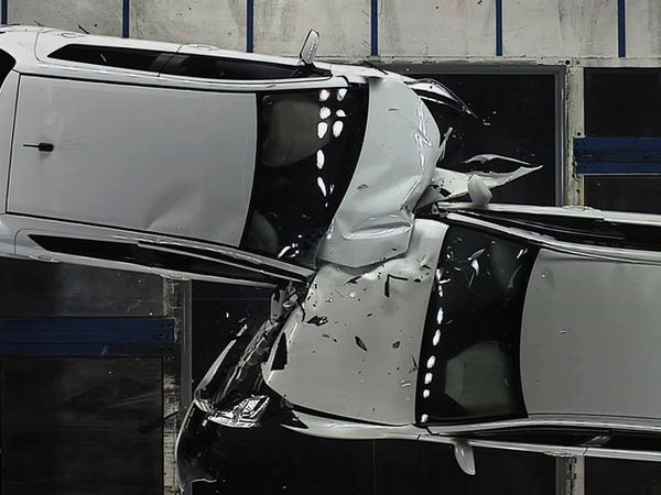 Tabrakan Yaris Lawan Crown