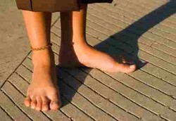 Berjalan Tanpa Alas Kaki Bisa Mengasah Kepekaan