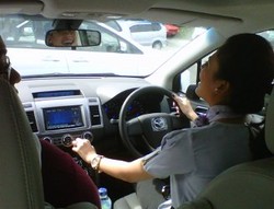 Sensasi Disopiri Cewek Cantik di Mazda8