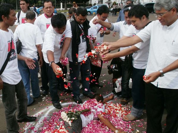 Tabur Bunga di Lokasi Bakar Diri
