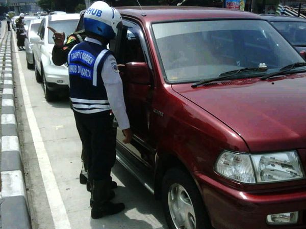 Razia Penerobos Busway, Mampang Macet