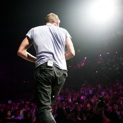 Gelang Bersinar Coldplay Dibuat oleh Kreator Sex Toy