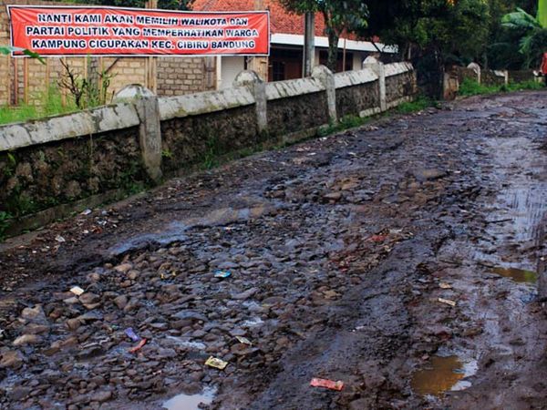 Warga Protes Jalan Rusak Lewat Spanduk