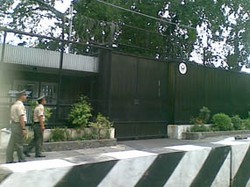 Separator Jalan Mengganggu, Enam Warga Surabaya Gugat Konjen AS