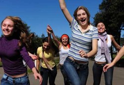 Perempuan Pilih Berkelompok untuk Redam Sifat Agresif Pria