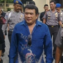 Marak Pembajakan Lagu dan CD, Rhoma Irama Datangi Polda Jatim