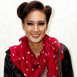 Nadine Chandrawinata Lebih Suka Liburan Keroyokan
