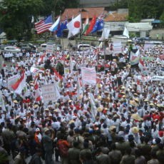Tolak Gula Impor dan Rafinasi, Ribuan Petani Kepung Kantor Gita Wirjawan