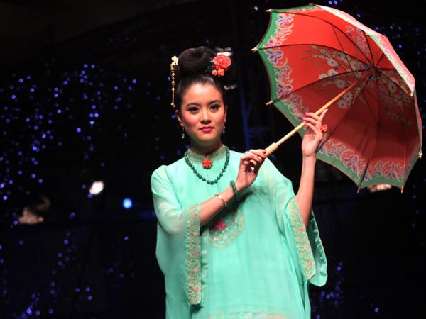 Marcella Zalianty Kembali ke Catwalk