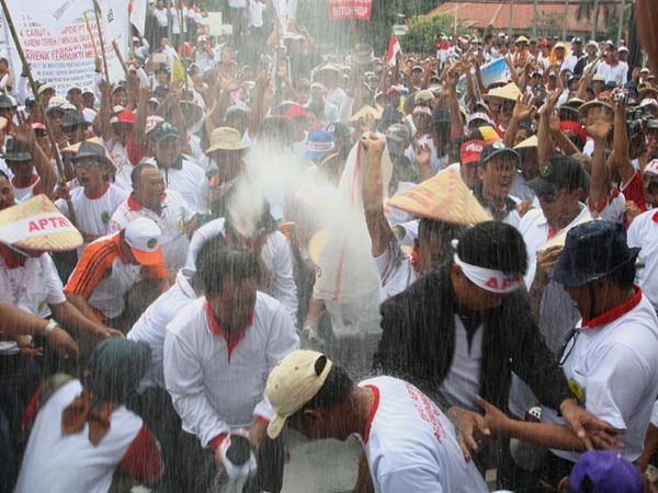 Hujan Gula Rafinasi di Kemendag Hujan Gula Rafinasi di Kemendag