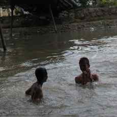 Miris, Bocah di Surabaya Berenang di Kali Kotor