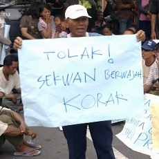 Ratusan Warga Surabaya Demo Tuntut Sekwan DPRD Dicopot