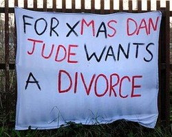 Istri Pasang Poster Minta Cerai di Jalanan