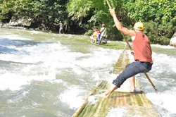 Arung Jeram dengan Bambu, Cuma Ada di Loksado!
