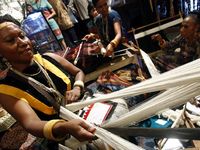 Melihat Perajin Tenun NTT Beraksi