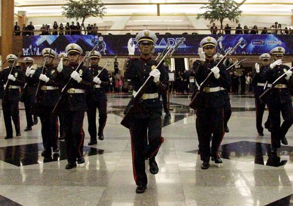 Atraksi Kolone Senapan di Ultah Trans Corp